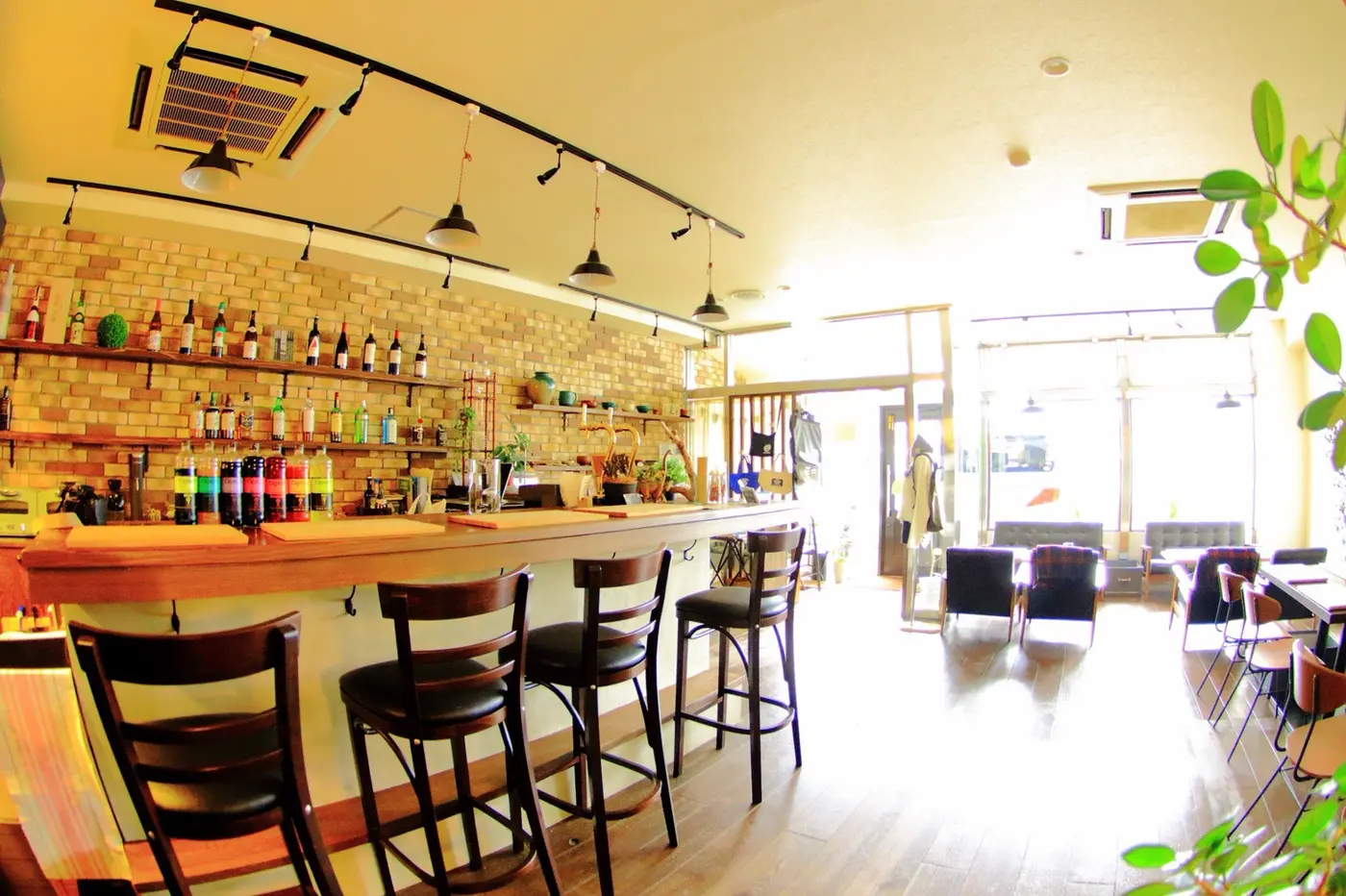 CAFE&BAR MAKES MOONの店内